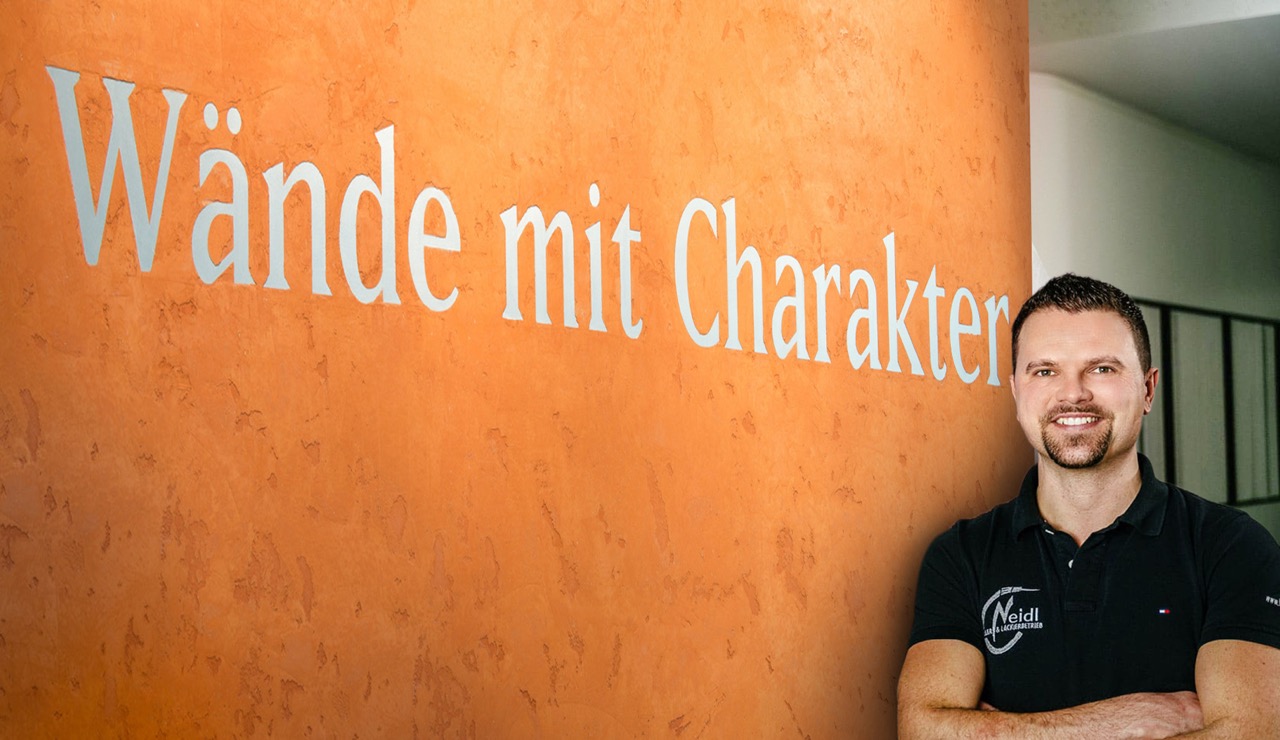 Malermeister von Maler Neidl vor Cotec Design Wand mit Charakter