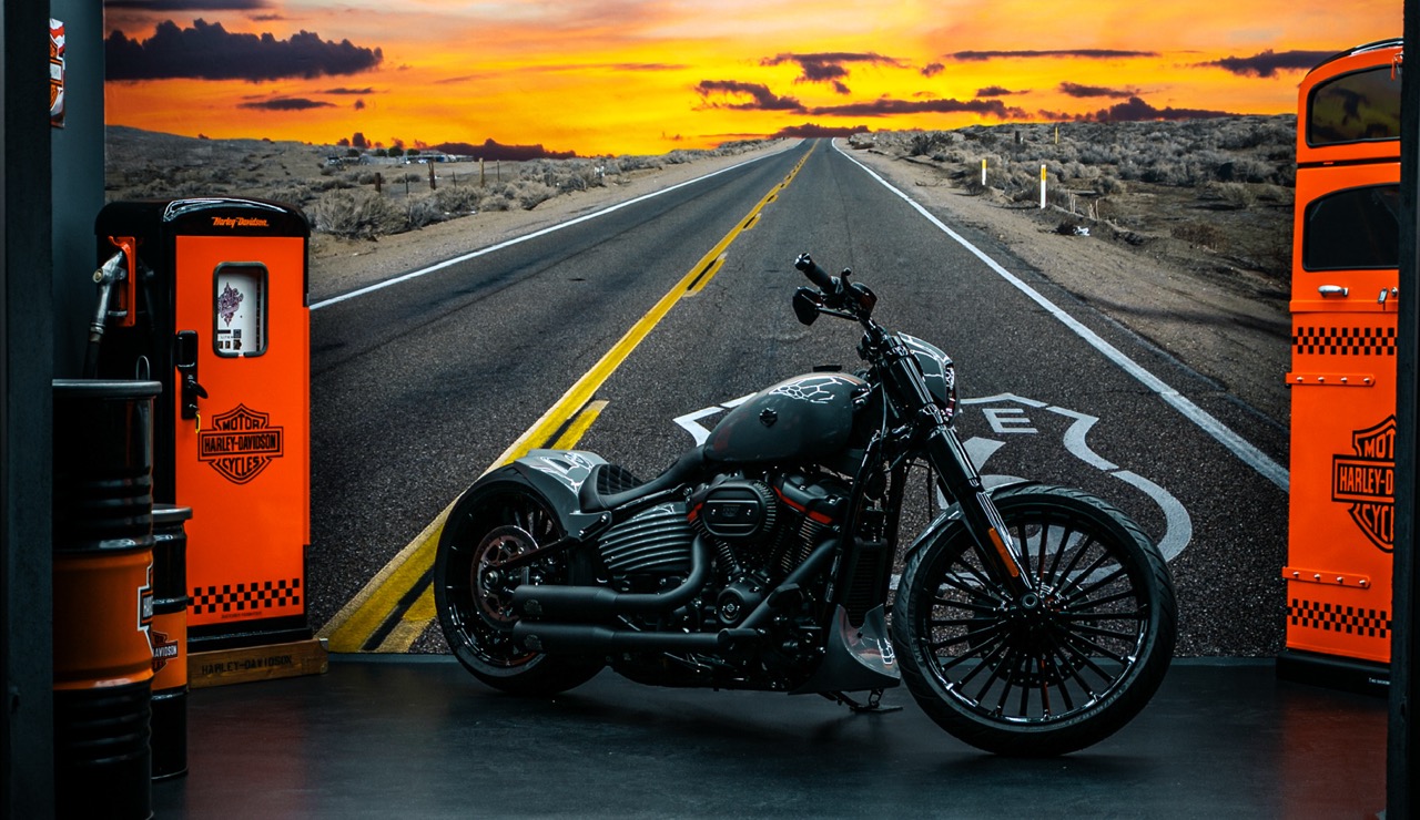 Motorrad-Showroom mit leuchtender Deckengestaltung in Wabenoptik