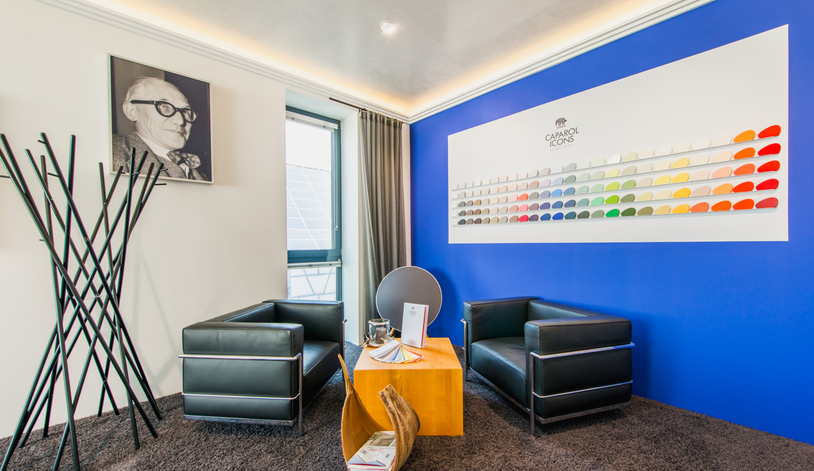 Beratungsbereich im Showroom von Maler Neidl mit Farbmustern
