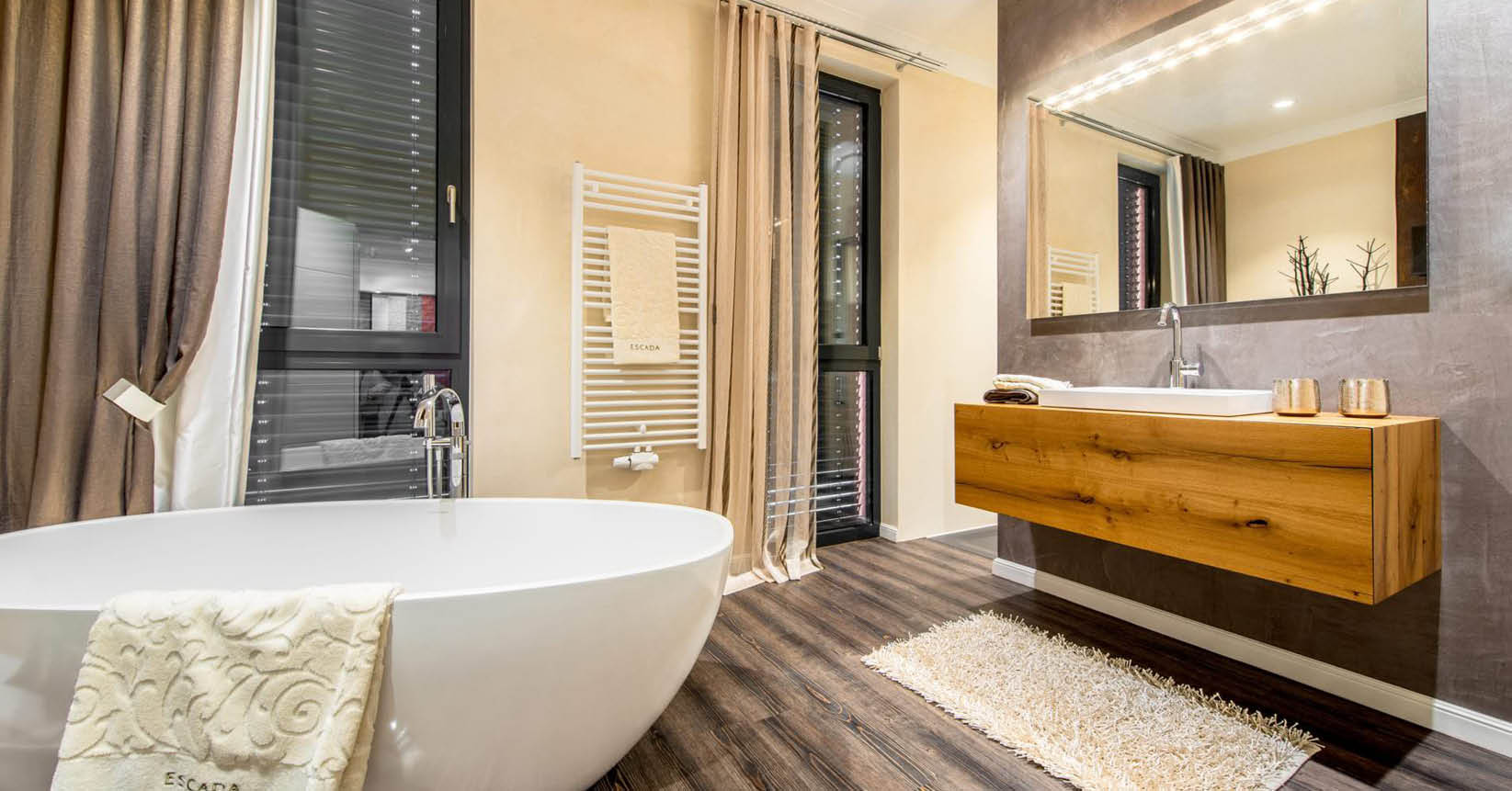 Modernes fugenloses Bad mit freistehender Badewanne
