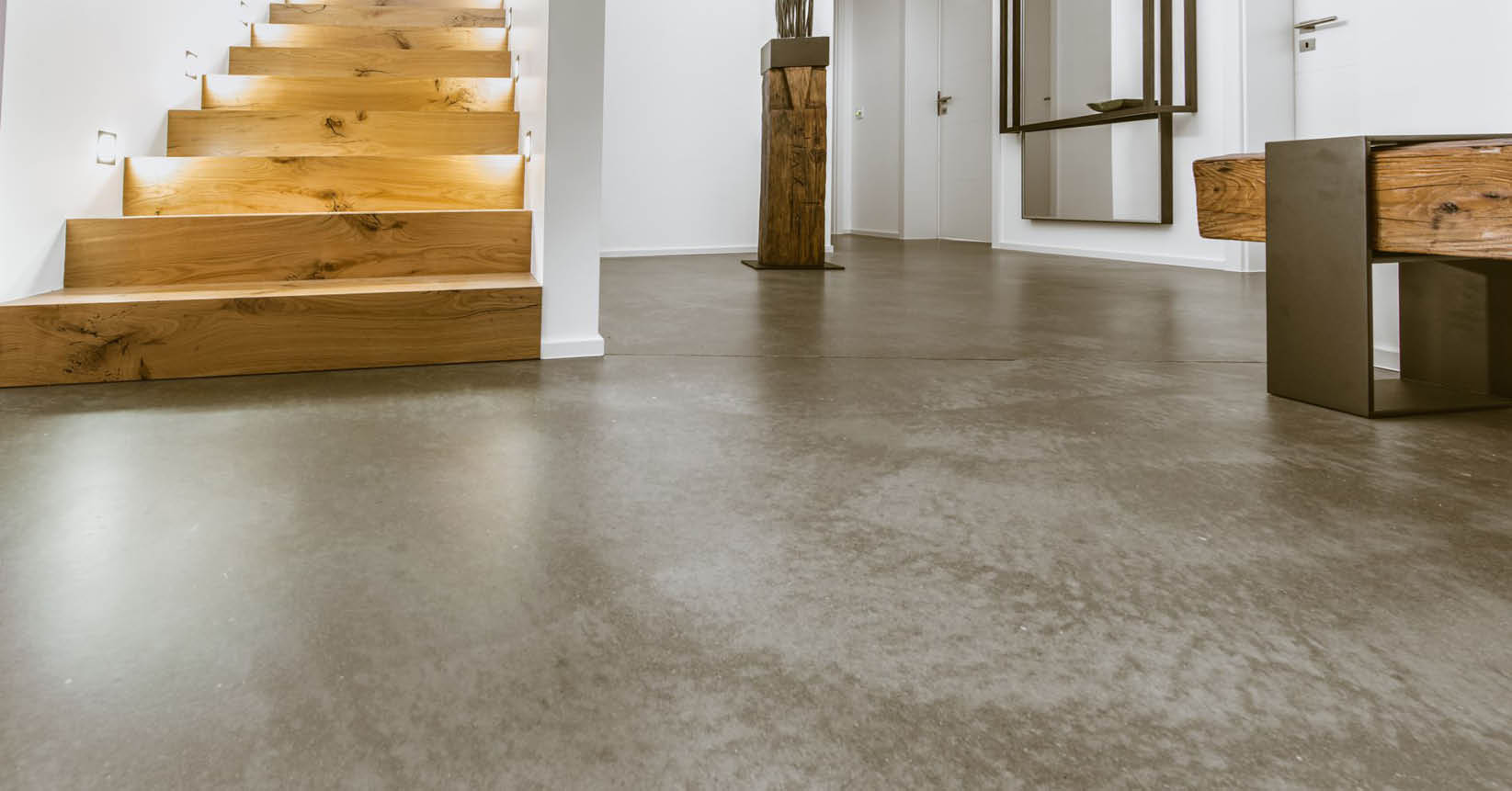 Loftboden mit Holztreppe und fugenloser Bodenfläche