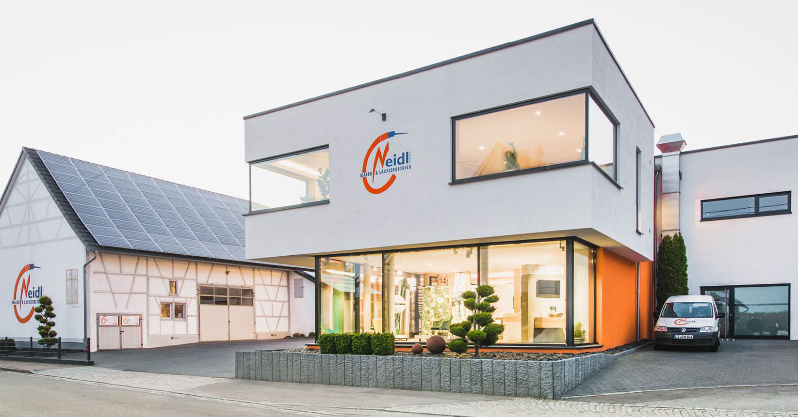 Firmengebaeude der Maler Neidl GmbH in Bubesheim bei Abendlicht