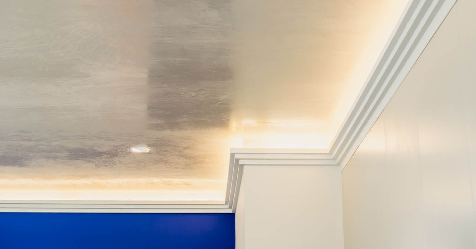 Zierprofil Design mit indirekter LED Beleuchtung an Decke