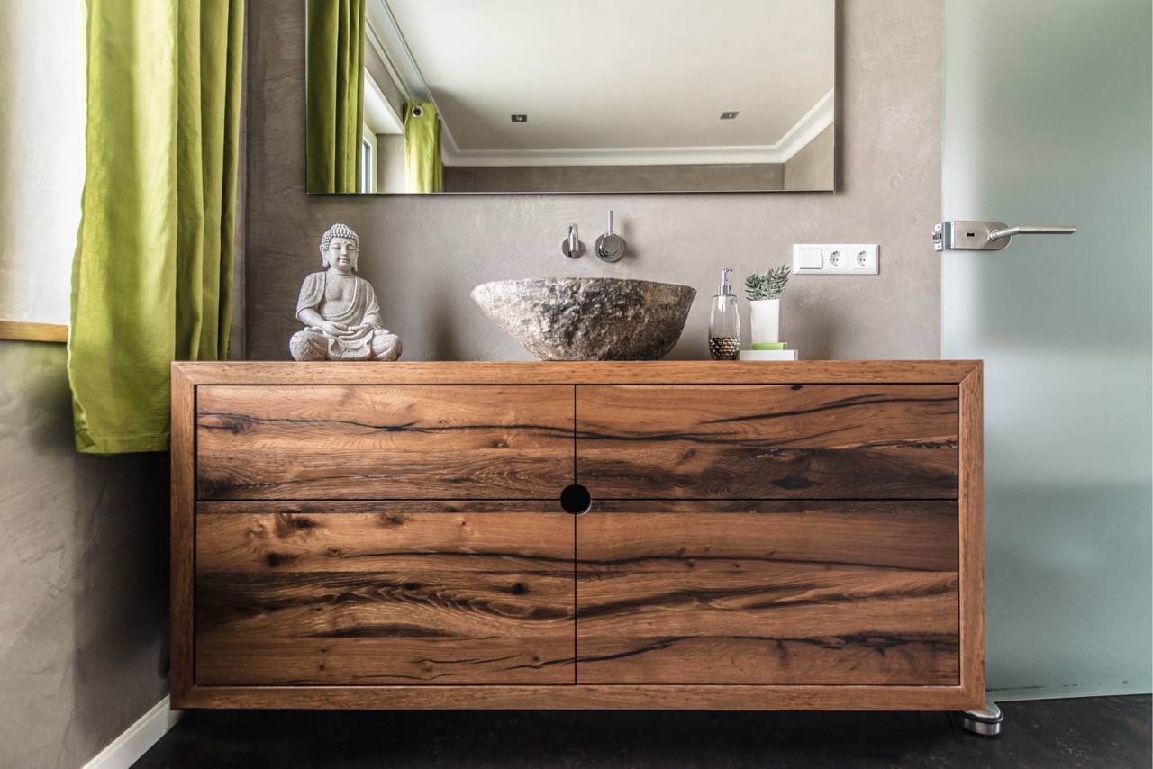 Badmöbel aus Holz vor fugenlos gestalteter Wand