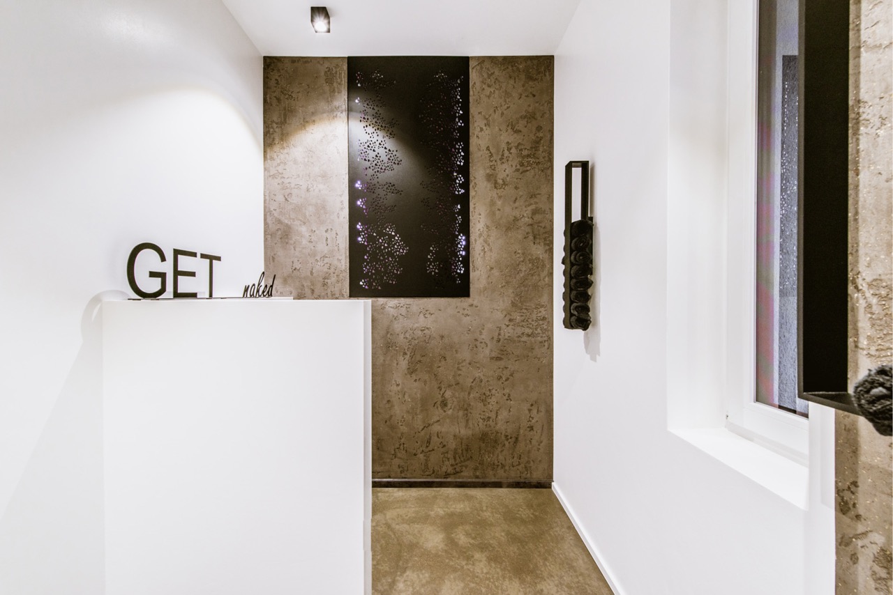 Fugenloses Designbad mit Dusche und Lichtakzent