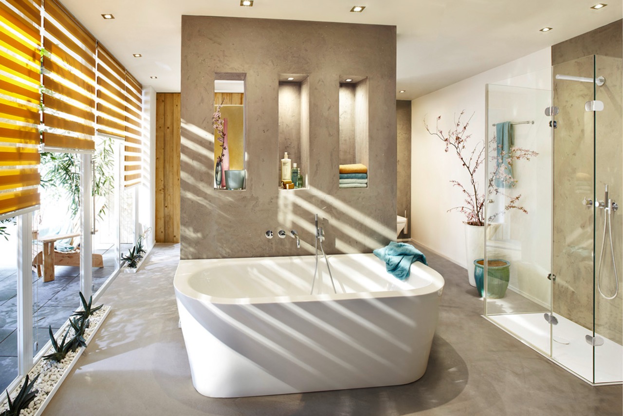 Luxuriöses Bad mit freistehender Wanne und fugenloser Dusche