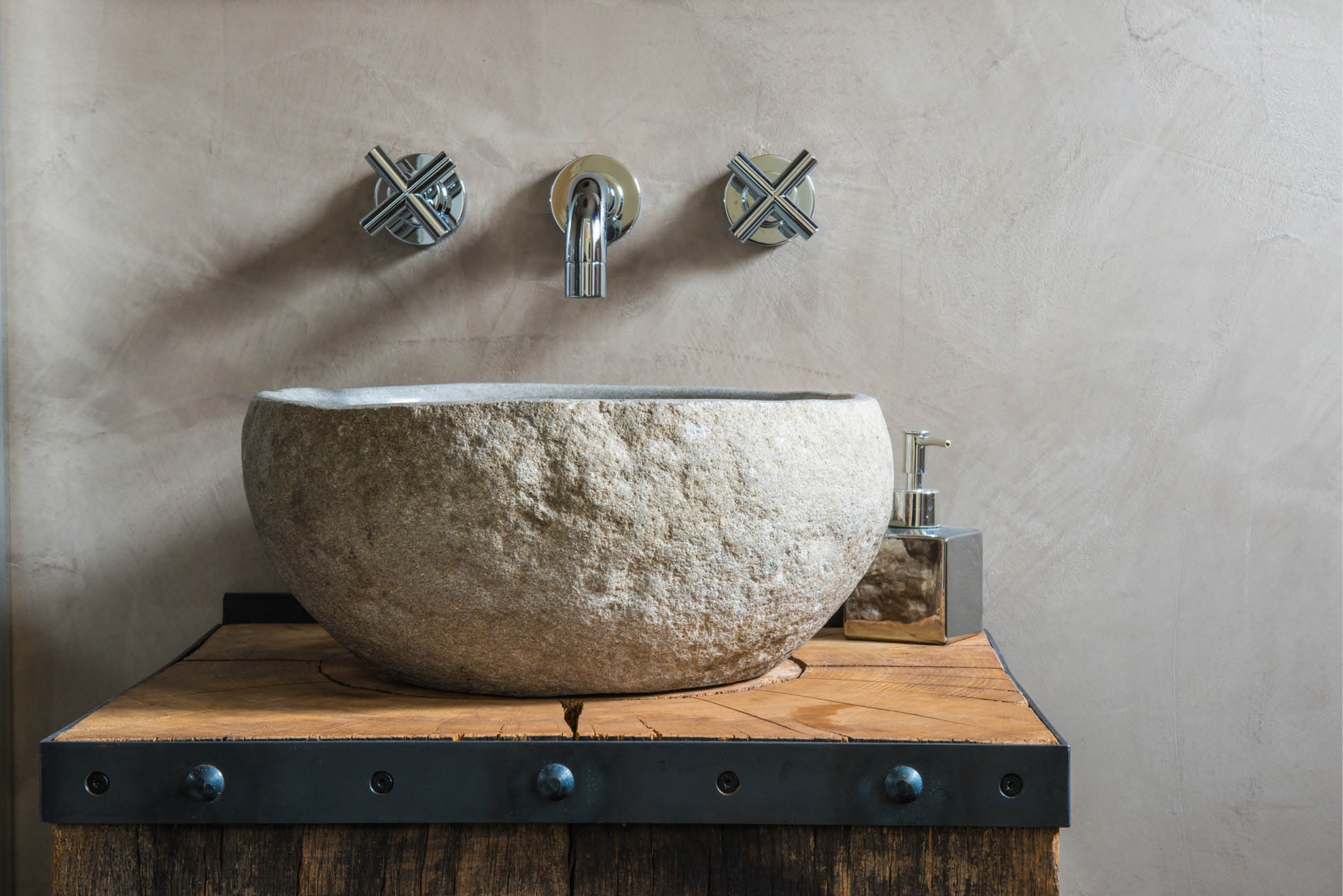 Naturstein-Waschbecken vor Cotec Design Wand