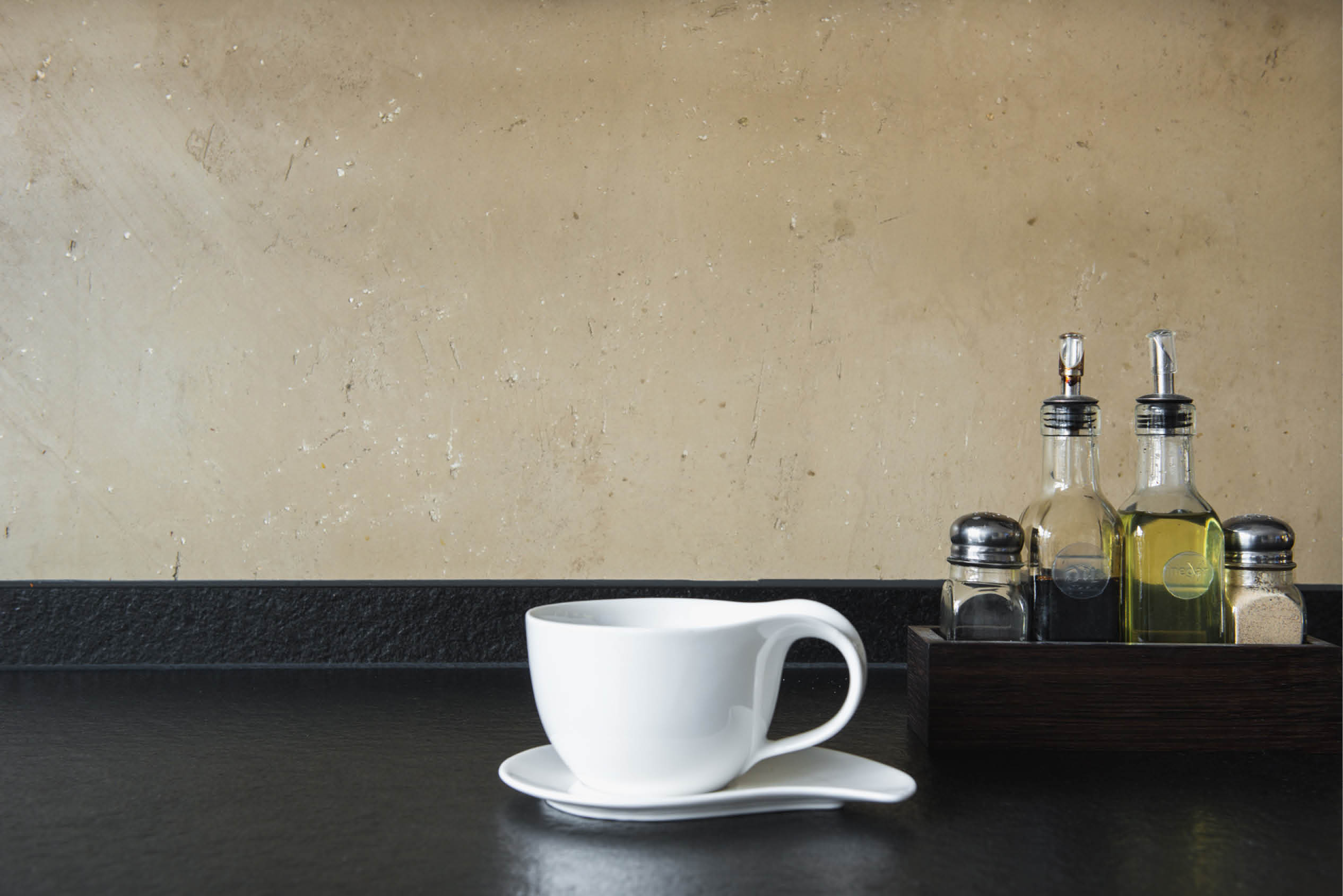Cotec Design Wandgestaltung mit Kaffeetasse und Küchendetail