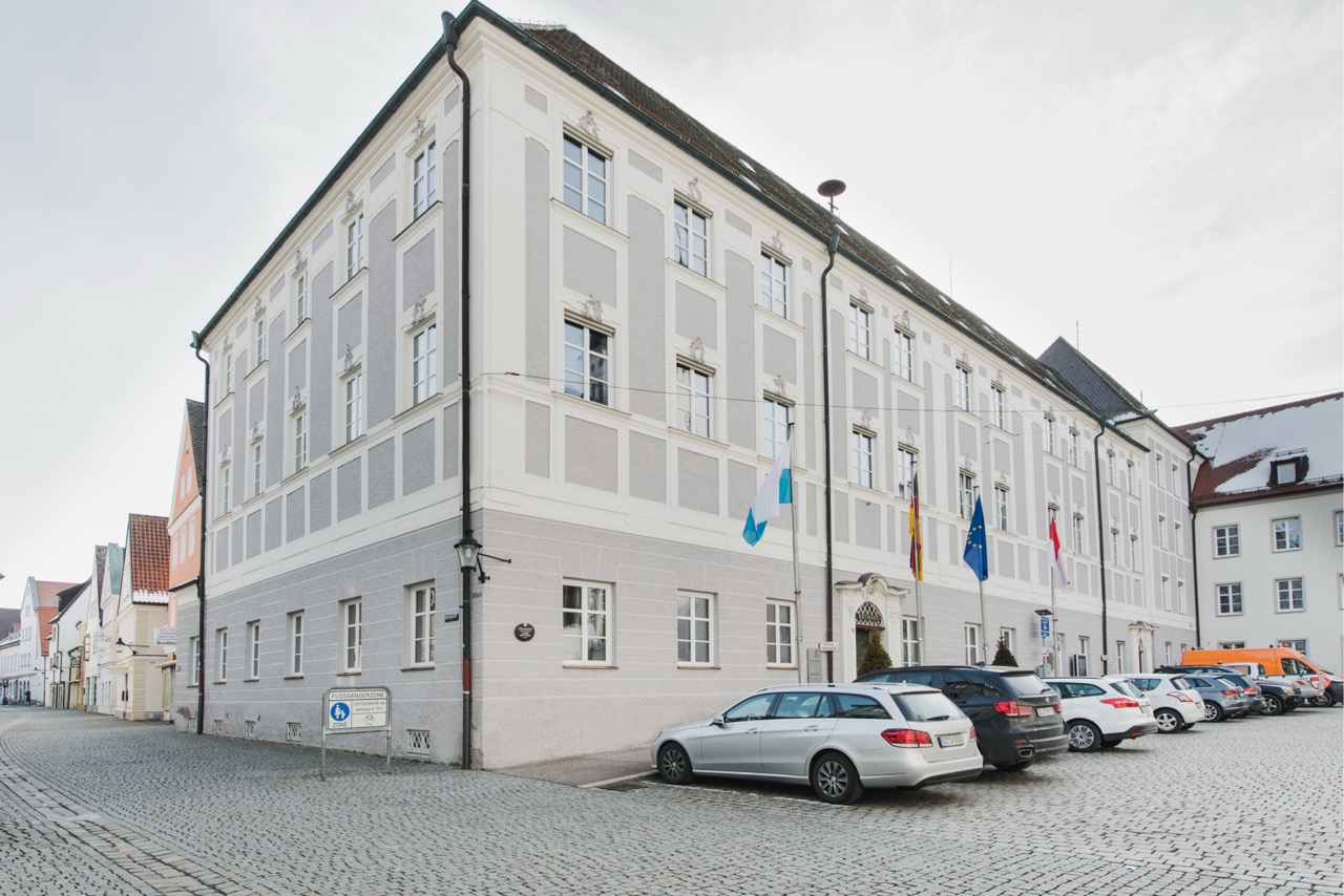 Rathaus der Stadt Günzburg Öffentliches Gebäude mit heller Fassadengestaltung