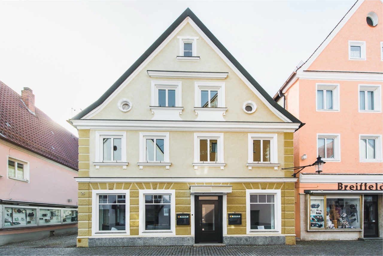 Stadthaus mit renovierter Fassade im Ortskern