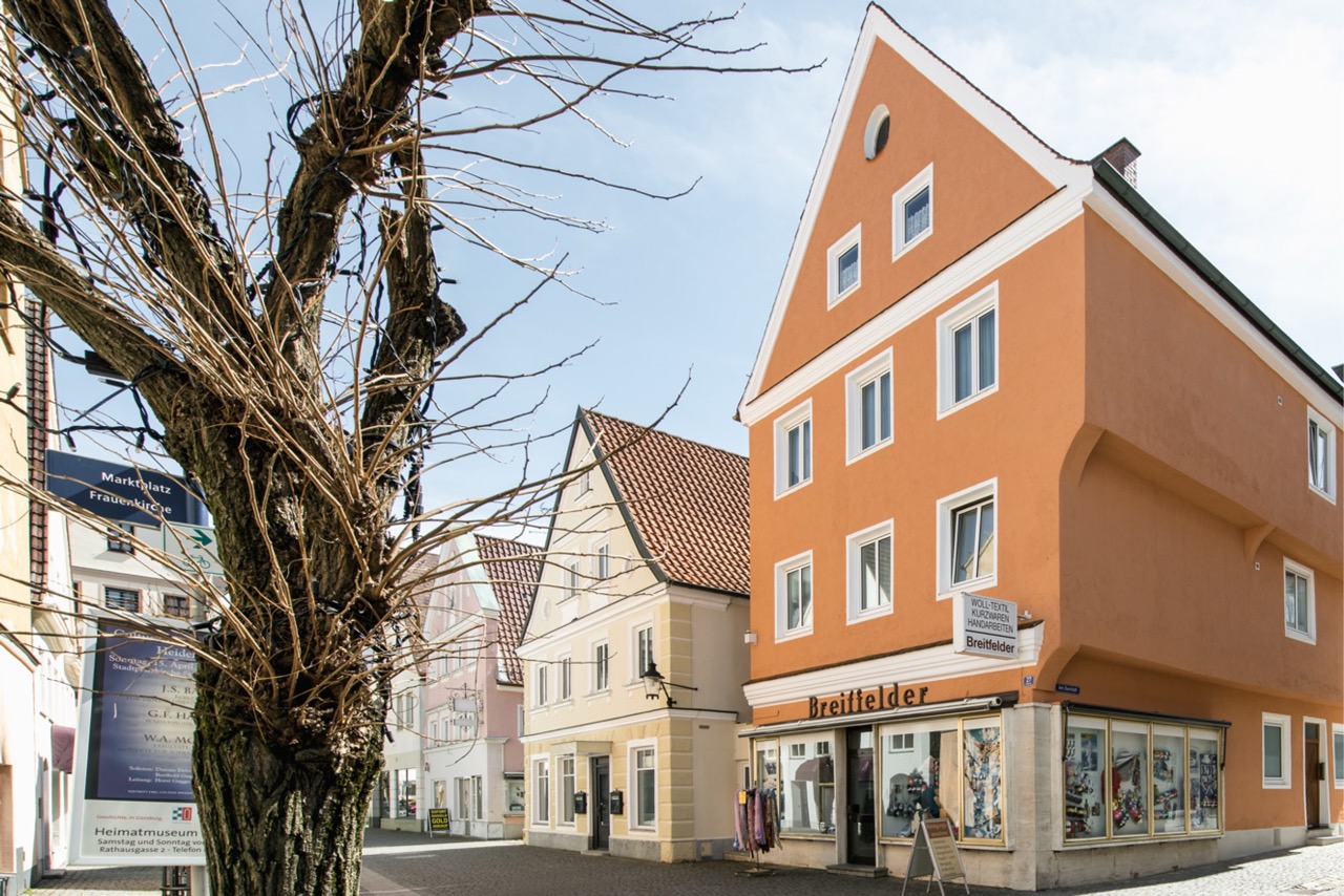 Orange Fassadengestaltung an Geschäftshaus im Ortskern