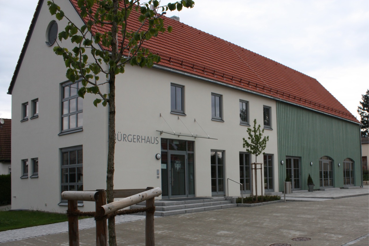 Dorfladen mit renovierter Fassade von Maler Neidl