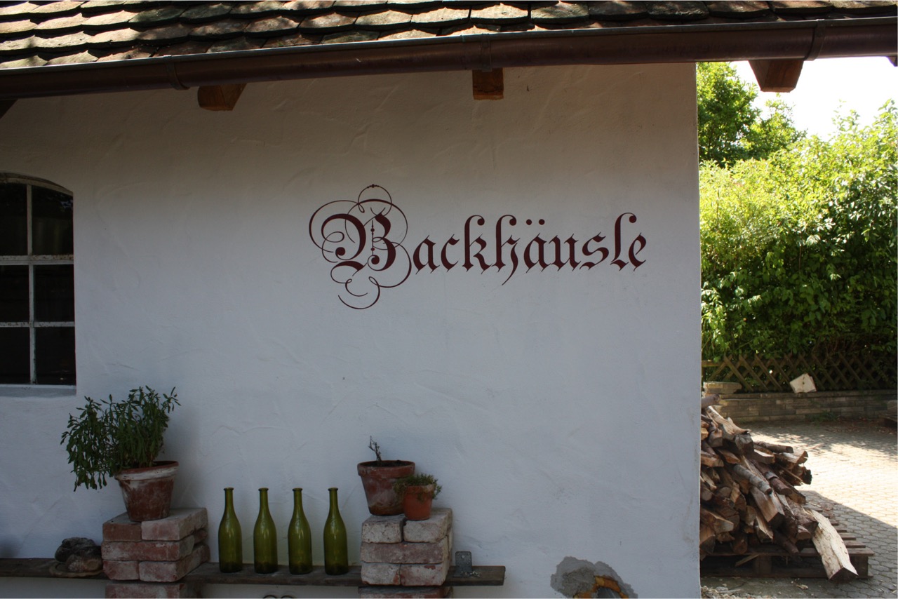 Backhäusle mit dekorativer Fassadenbeschriftung