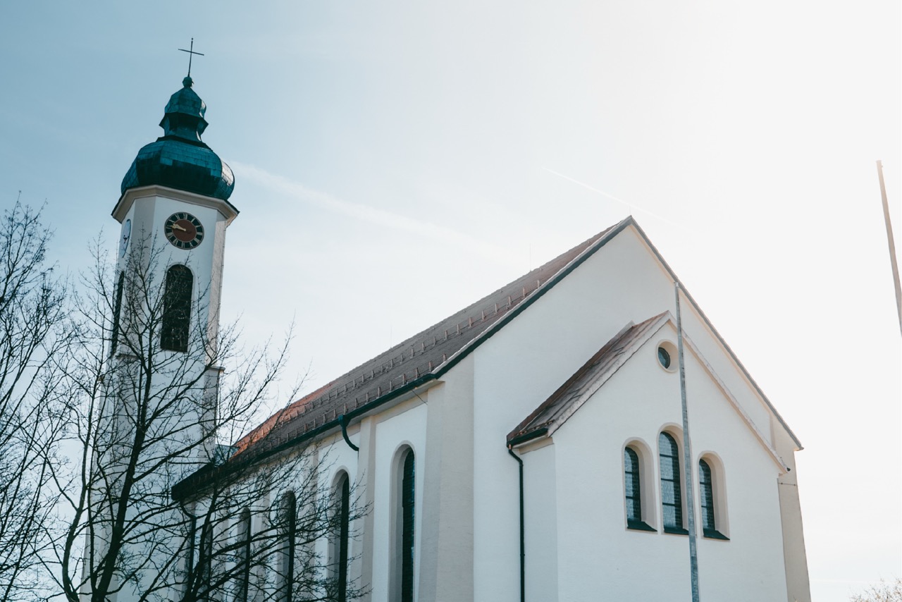 Kirche mit renovierter heller Außenfassade