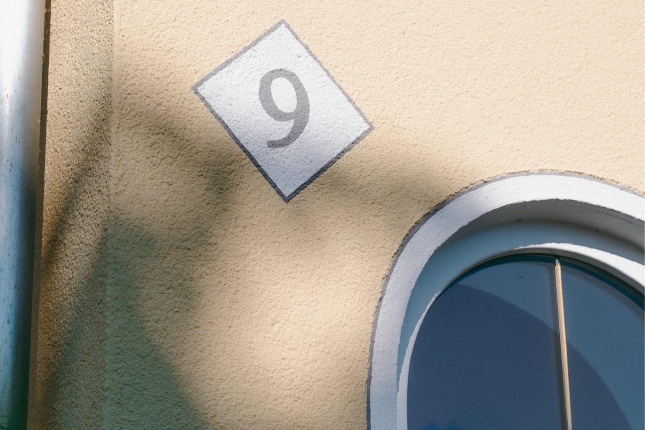 Hausnummer und Fenster an frisch gestalteter Fassade