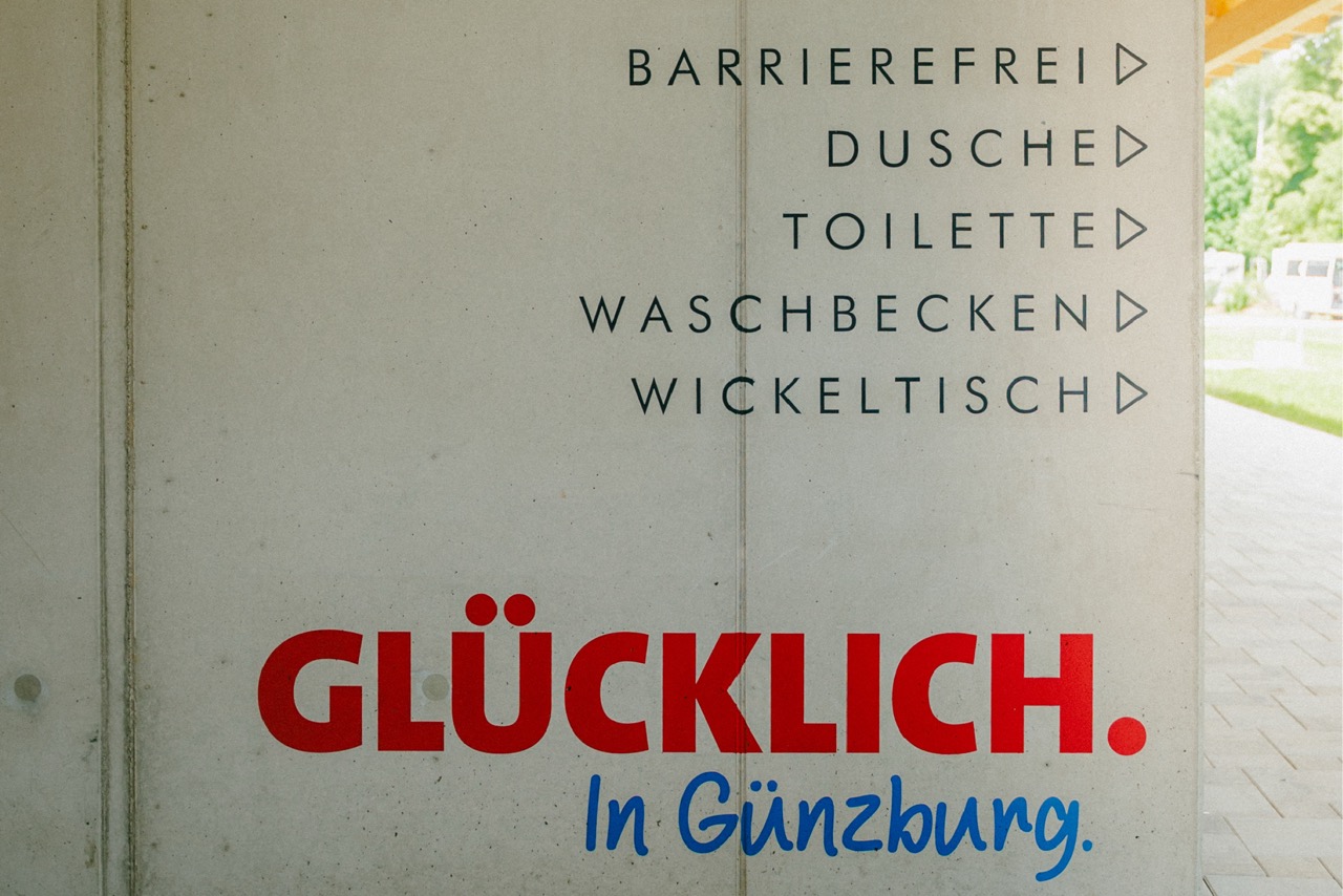 Beschriftete Wandfläche für öffentliche Einrichtung in Günzburg