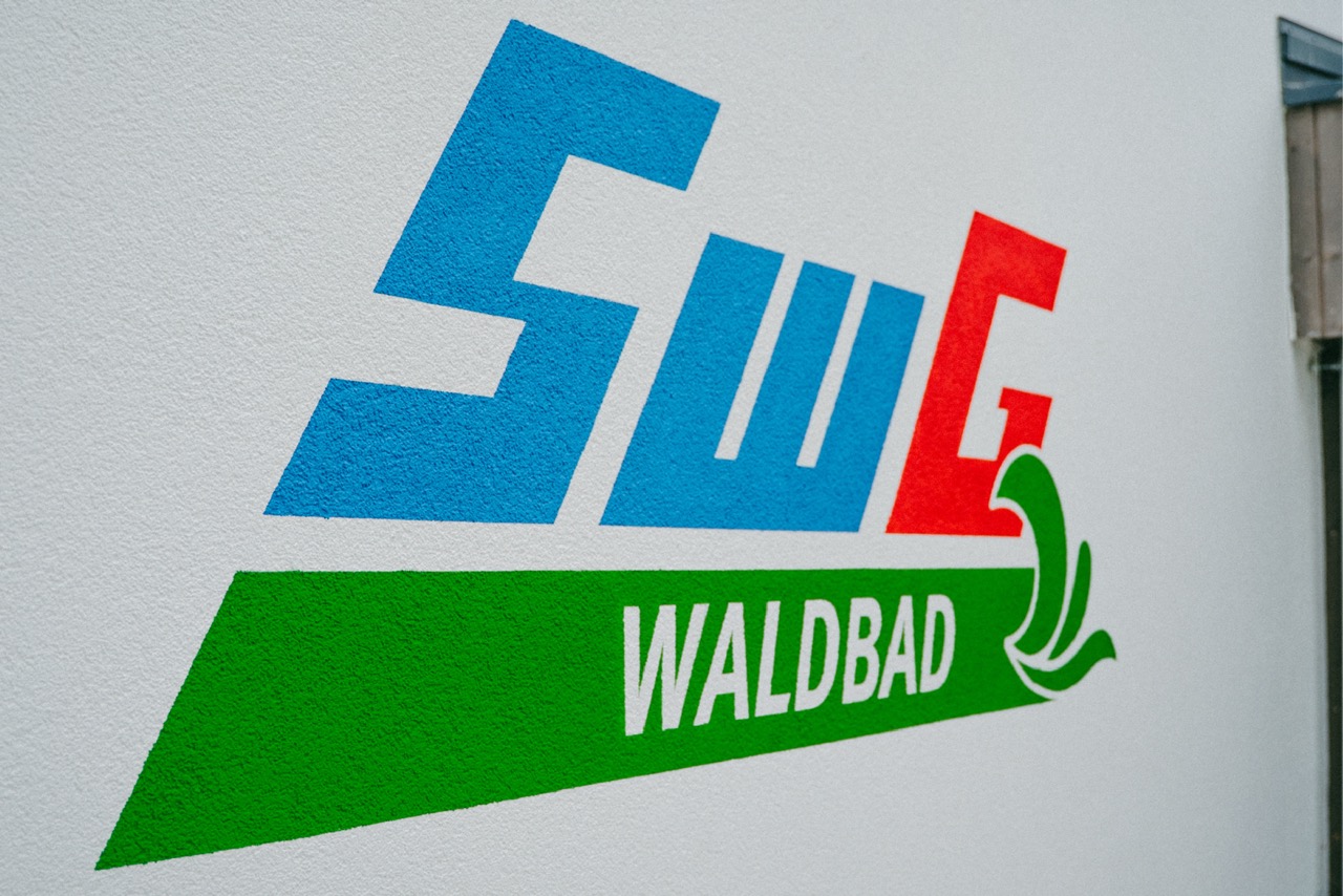 Wandlogo am Waldbad als Fassadengestaltung