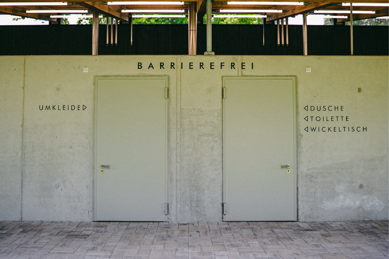 Barrierefreier Sanitärbereich im Waldbad Günzburg mit gestalteter Außenwand