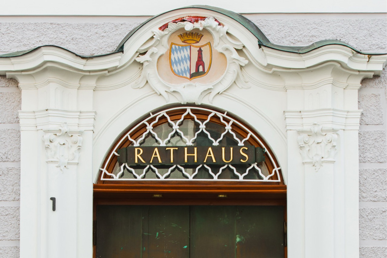 Historisches Günzburger Rathausportal mit restaurierter Fassadengestaltung