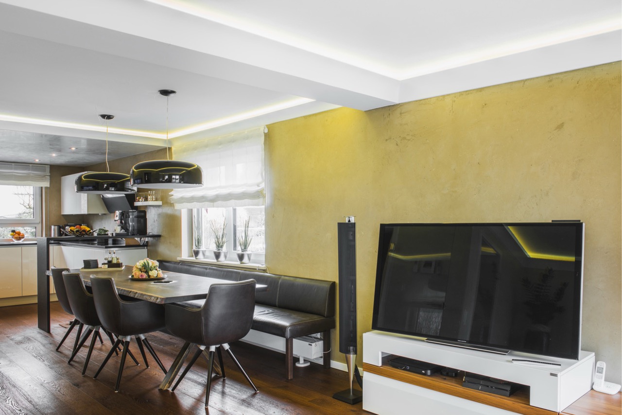 Wohnküche mit indirekter LED Beleuchtung und Akzentwand