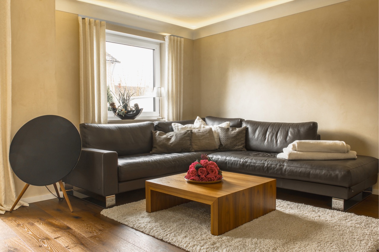 Wohnzimmer mit warmer indirekter LED Beleuchtung