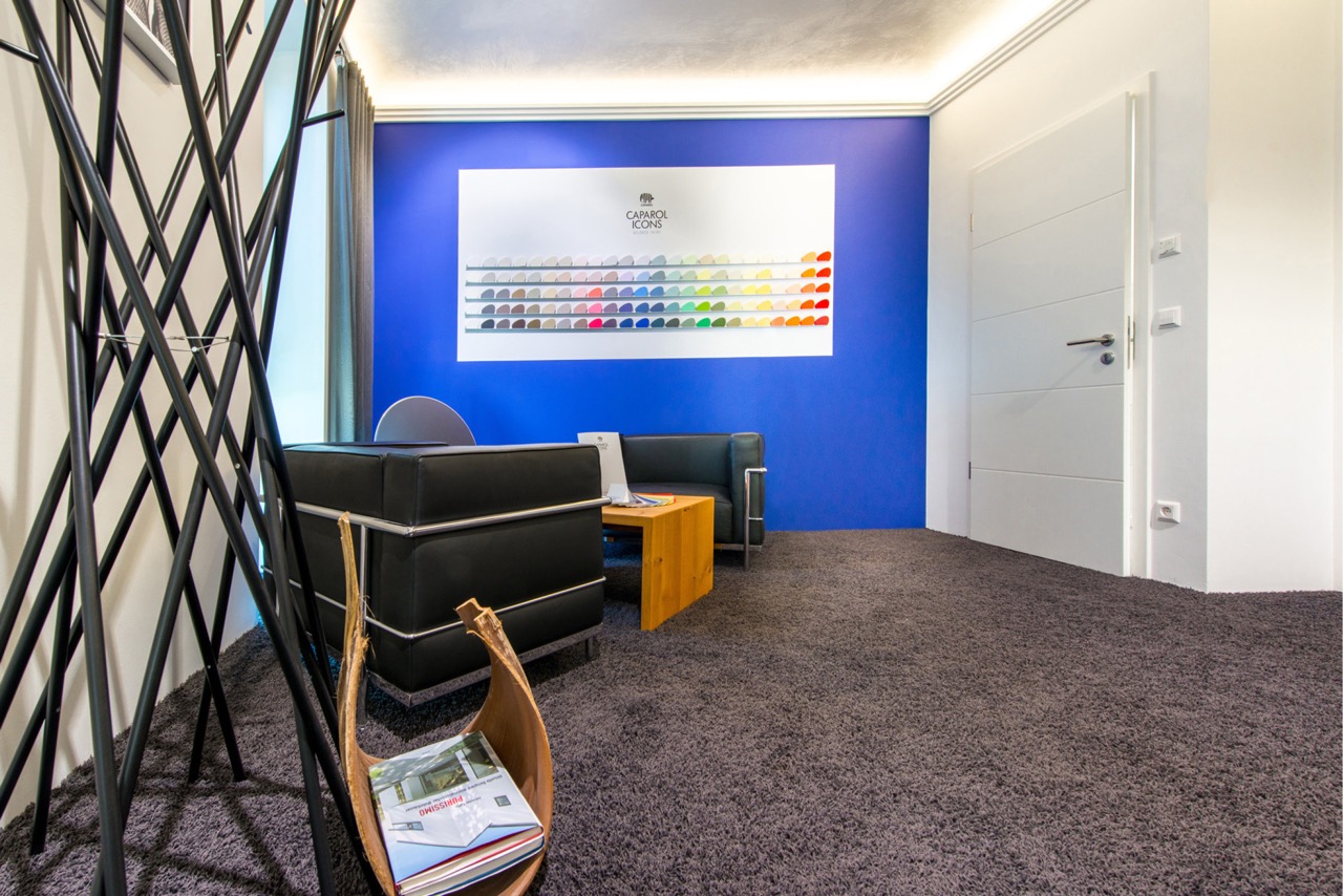 Sitzecke mit blauer Akzentwand und LED Lichtgestaltung
