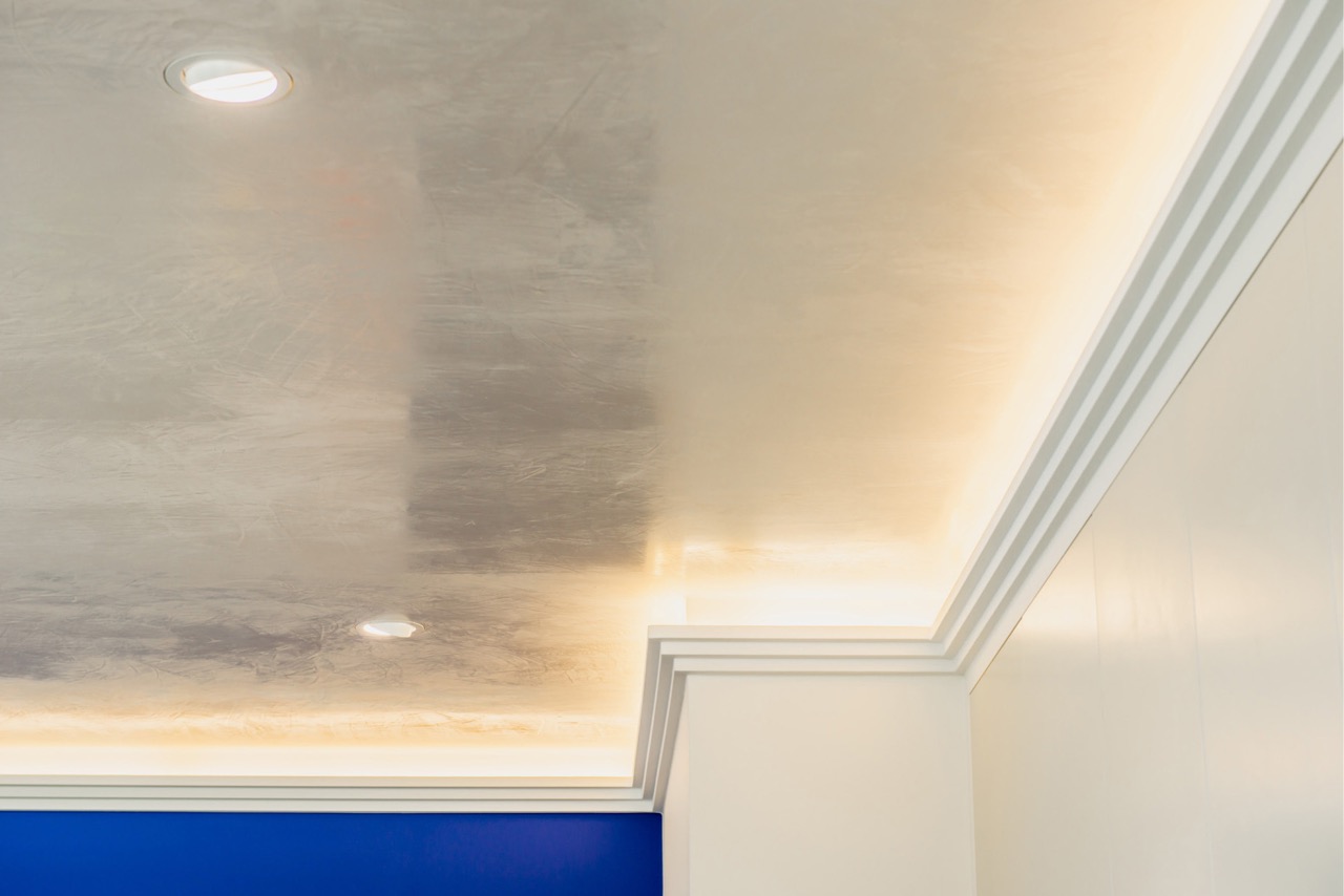 Deckenprofil mit indirekter LED Beleuchtung