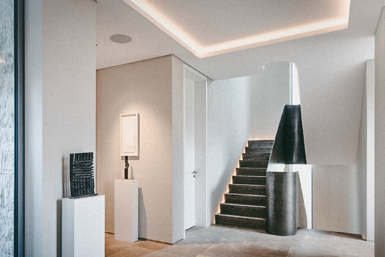 Treppenhaus mit indirekter LED Beleuchtung von Maler Neidl