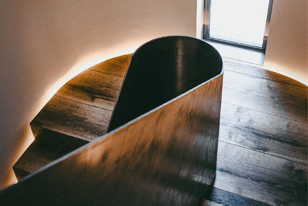 Runde Treppe mit warmem LED Lichtakzent