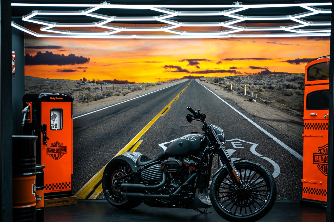 Motorrad-Showroom mit leuchtender Deckengestaltung in Wabenoptik