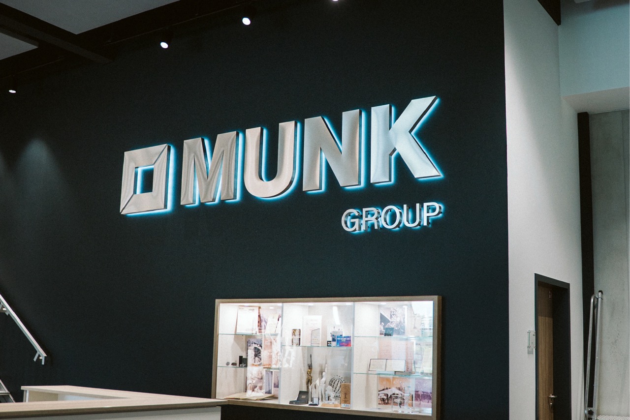 Firmenempfang mit beleuchtetem Munk Group Logo