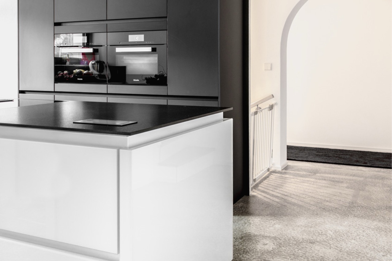 Detail eines fugenlosen Loftbodens in moderner Küche