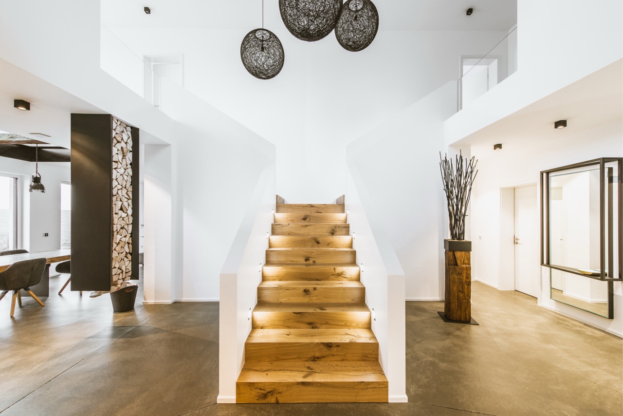Eingangsbereich mit Holztreppe und fugenlosem Loftboden