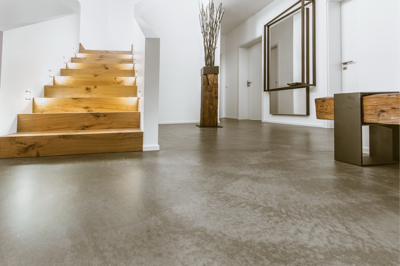 Holztreppe mit fugenlosem Loftboden im Wohnbereich