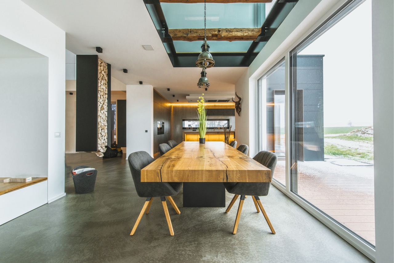 Essbereich mit fugenlosem Loftboden und Glasfront