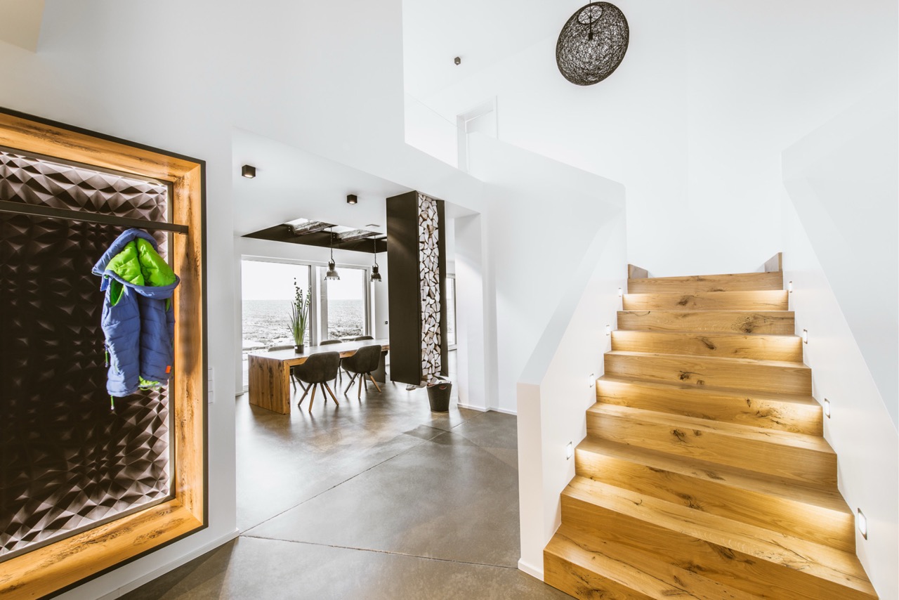 Wohnbereich mit Treppe und fugenlosem Loftboden