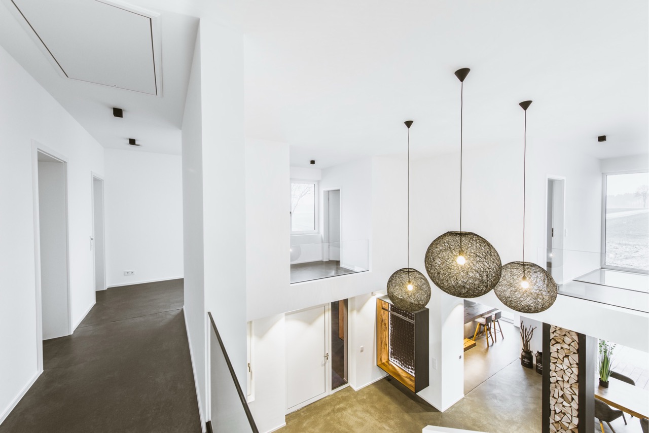 Obergeschoss mit Loftboden und Blick in den Wohnraum