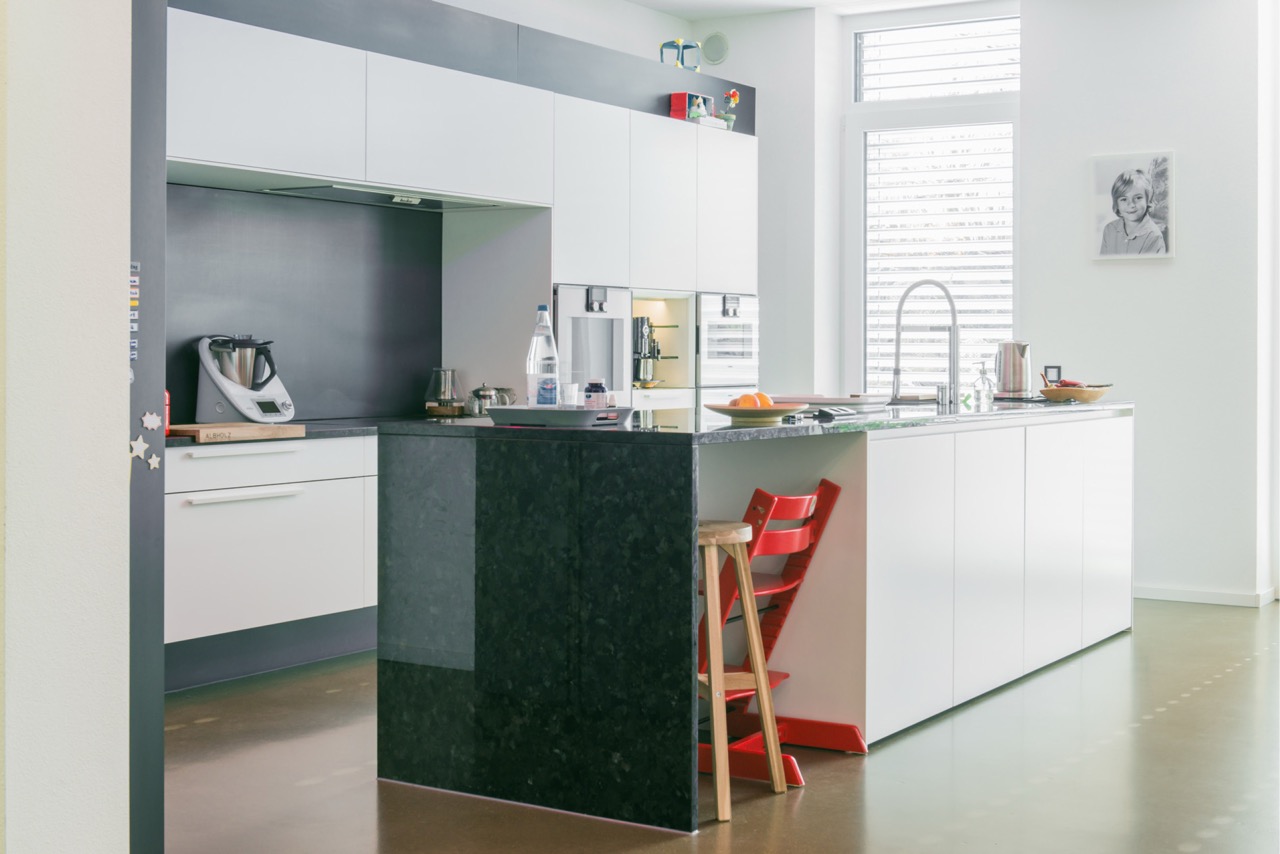 Küche mit fugenlosem Loftboden und Kücheninsel