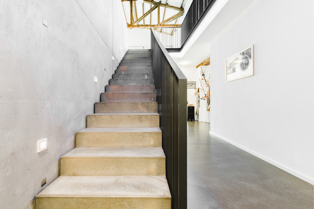 Treppe und Flur mit fugenlosem Loftboden