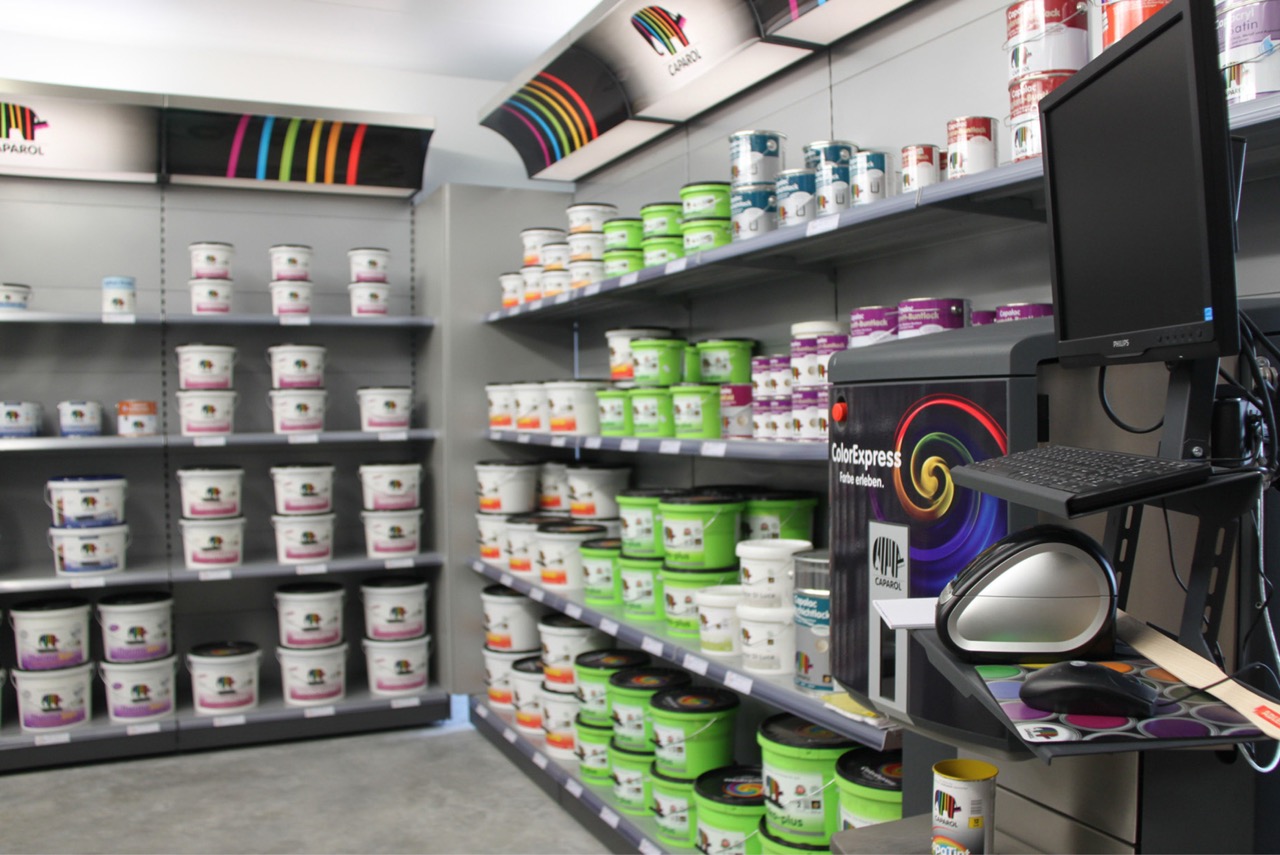 Farbtoepfe und Musterwand im Showroom von Maler Neidl