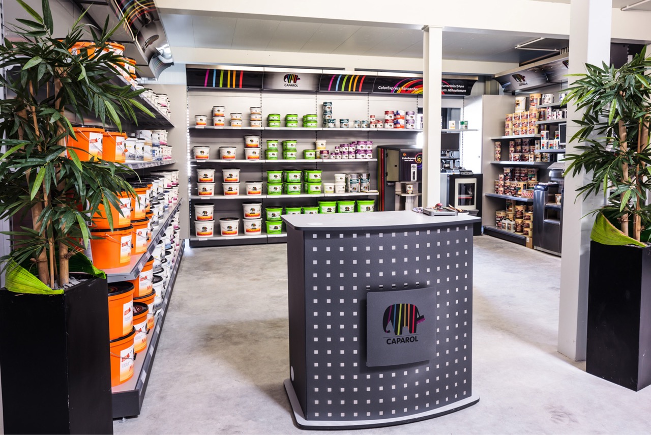 Farbenregal und Beratungstheke im Maler Neidl Showroom