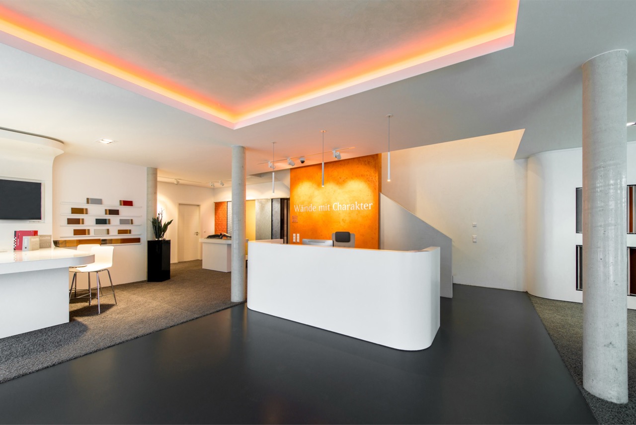 Showroom Empfang mit moderner Wand- und Bodengestaltung