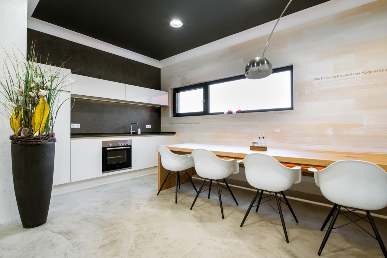 Küchenbereich mit mineralischer Wandgestaltung im Showroom