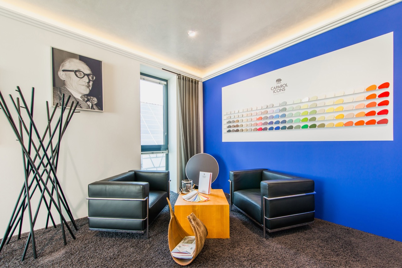 Sitzbereich mit Farbmustern im Maler Neidl Showroom