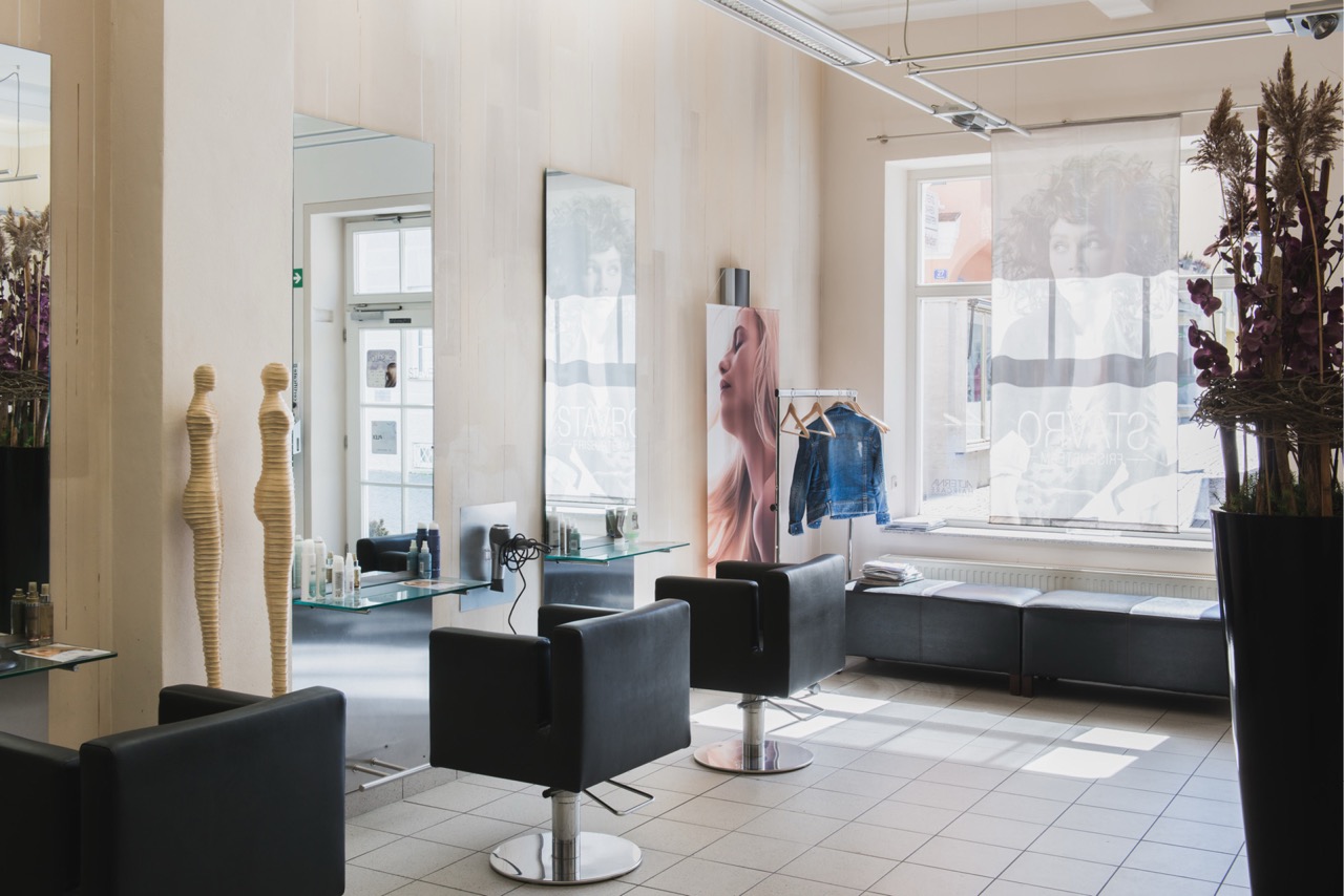 Friseursalon mit dekorativer Wandgestaltung von Maler Neidl