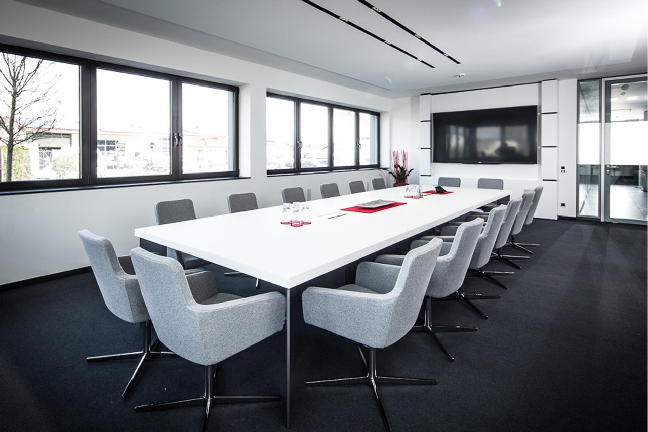 Besprechungsraum mit moderner Wandgestaltung und großem Tisch