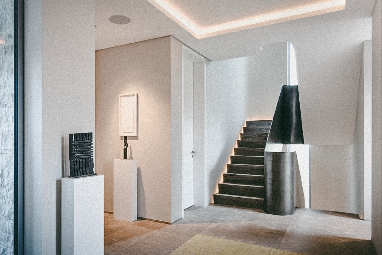 Treppenhaus mit heller Wohnraumgestaltung von Maler Neidl