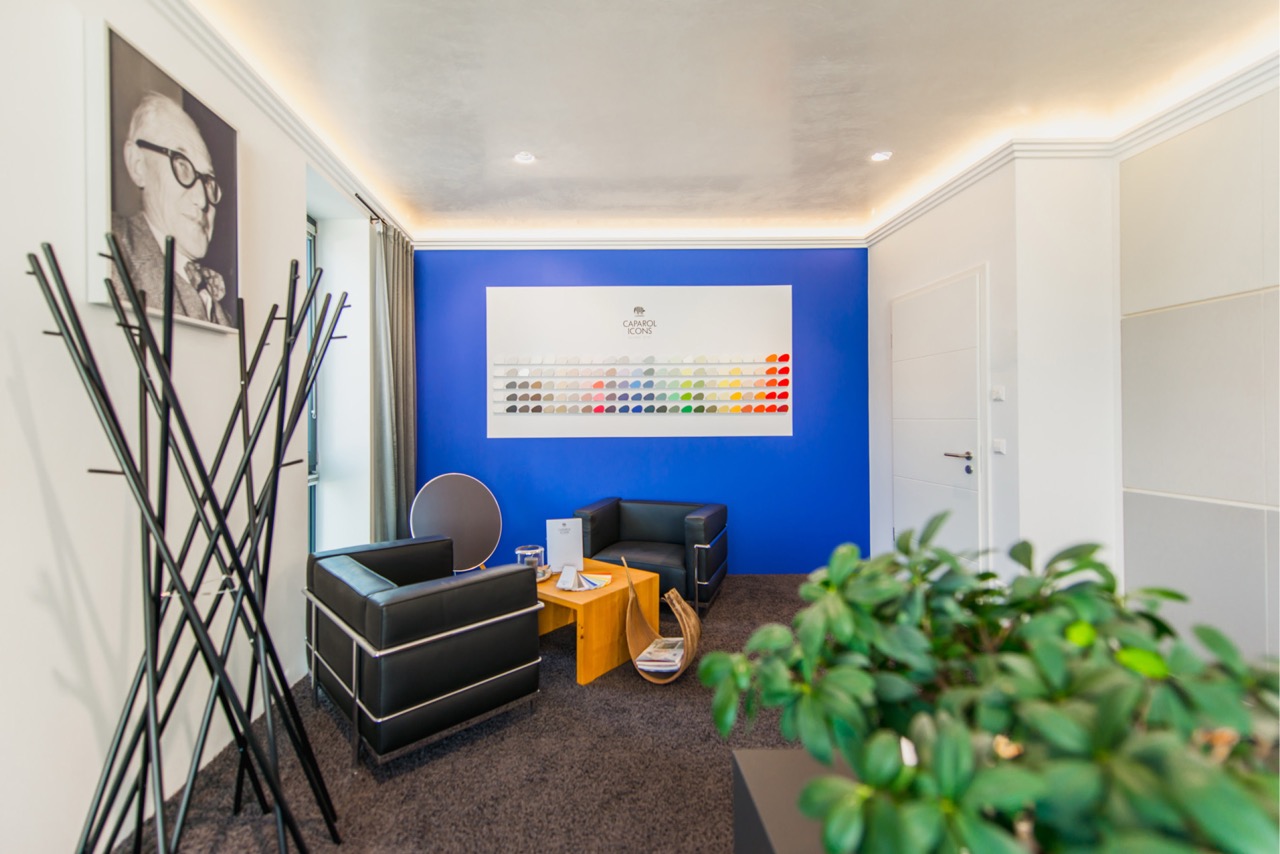 Sitzbereich mit blauer Akzentwand und dekorativer Wandgestaltung