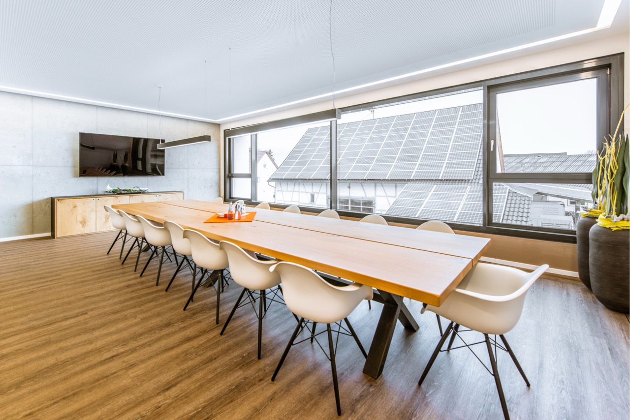 Konferenzraum mit moderner Wand- und Bodengestaltung