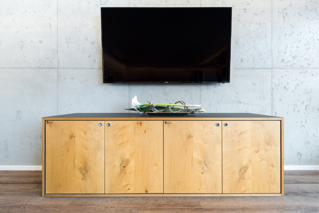 TV-Wand mit dekorativer Betonoptik von Maler Neidl